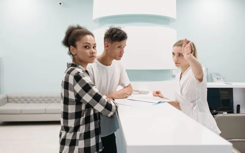 Pacientes en la recepción de un consultorio